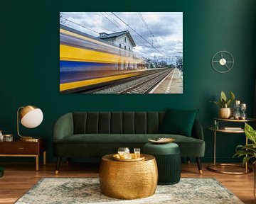Le train passe devant la gare de Vught sur Andrea Pijl - Pictures