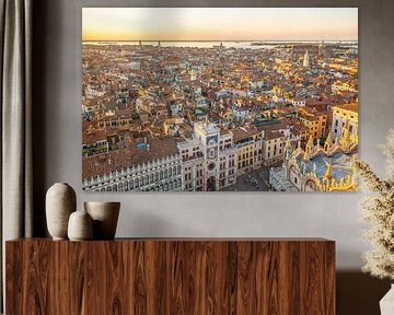 Golden Hour Rooftops, Venedig, Italien