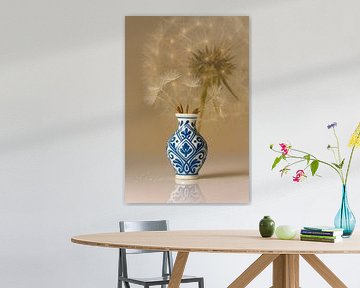 Delfts moment – blauw vaasje met paardenbloempluis van Kleurenrijk