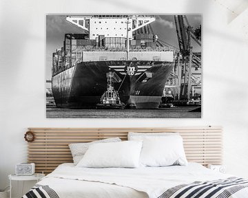 Containerschiff mit Schlepper von Sabine Wagner