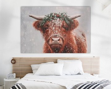 Hooglander in Kerstkrans Warme Wintergroet in de Sneeuw van Eva Lee