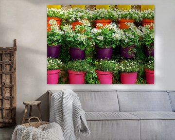 Un jardin vertical avec des pots de fleurs colorés