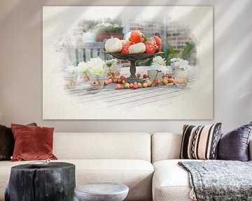 Decoratieve herfsttafelsetting met pompoenen en bloemen in de buitenlucht in aquarel.