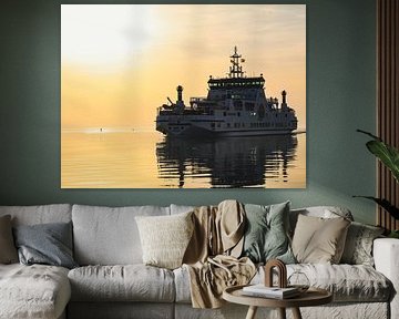 Schiff auf dem Wasser bei Sonnenuntergang von PhotographIris