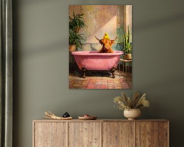 Schottischer Highlander in pinkfarbener Vintage-Badewanne mit Gummiente im sonnenbeschienenen Innenraum