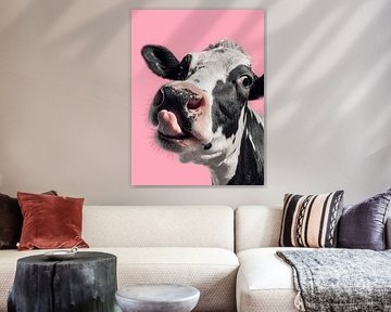 Verspielte schwarz-weiße Kuh streckt ihre Zunge vor einem rosa Hintergrund im modernen Pop-Art-Stil heraus