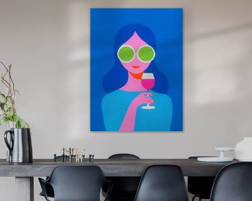 Frau mit Sonnenbrille und einem Glas Rosé in leuchtenden Pop-Art-Farben vor blauem Hintergrund