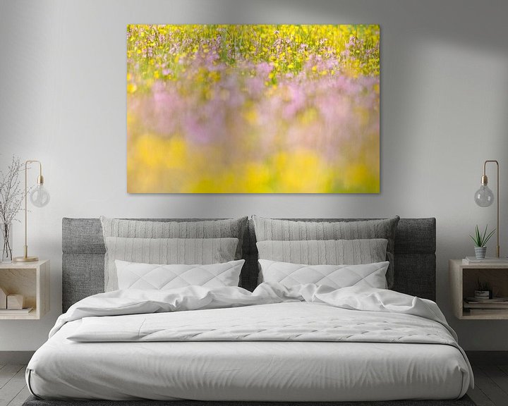 Beispiel: Zee van paarse en gele bloeiende bloemen in heemtuin  von Caroline Piek