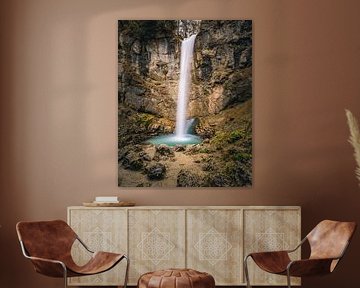 Chute d'eau Leuenfall dans les couleurs claires de l'automne
