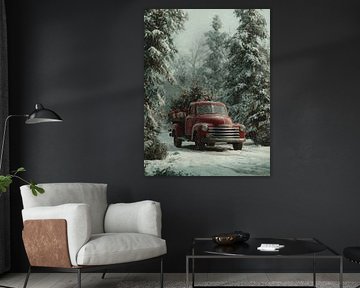 Roter Oldtimer-LKW mit Weihnachtsgeschenken und beleuchtetem Baum in verschneitem Winterwald