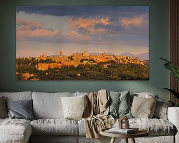 Dramatische Wolkendecke über Orvieto bei Sonnenuntergang von Henk Meijer Photography