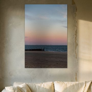 Minimalistische strandfoto bij zonsondergang roze lucht – rustgevende kustwanddecoratie, digitale print van zee en zand