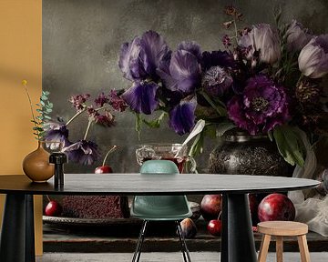 Blumen und Schokoladenkuchen - Mysteriöses elegantes Stillleben