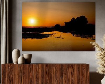 zonsondergang tempel Tanah Lot, Bali - 2 van Lex Scholten
