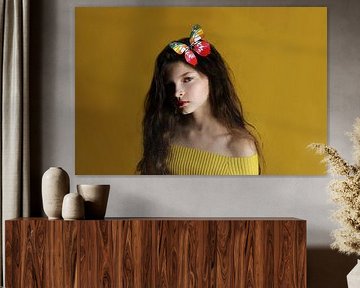 Schmetterling in Gelb – Fine Art Porträtfotografie von Iris Kelly Kuntkes