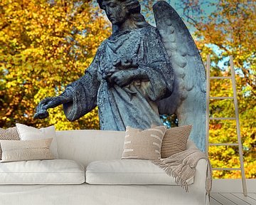 Betoverende engel voor kleurrijke herfstbladeren