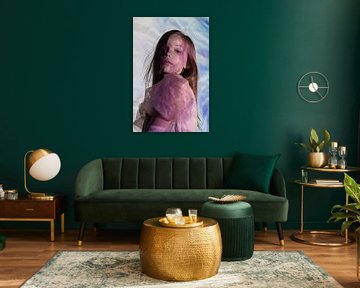 Meisje in roze licht van Iris Kelly Kuntkes