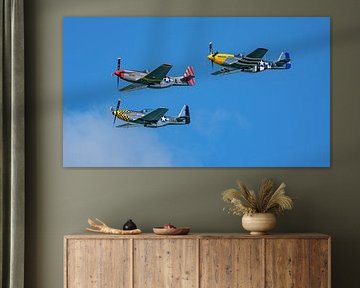 Formatie van 3 North American P-51 Mustangs. van Jaap van den Berg