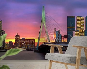 Panorama foto van de Erasmusbrug en Kop van Zuid te Rotterdam tijdens een spectaculaire zonsopkomst. van Anton de Zeeuw