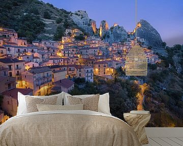 Ein Abend in Castelmezzano, Bergdorf in Dolomiti Lucane, Italien