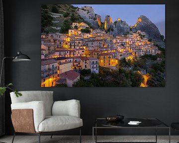 Een avond in Castelmezzano, bergdorp in de Dolomiti Lucane, Italië