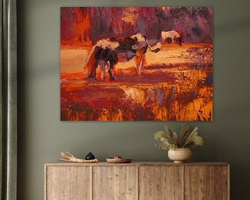 Vaches à la lisière de la forêt en orange mandarine