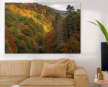 Pass von Killiecrankie Herbstfarbe mit grüner Brücke über den Fluss von Arch White
