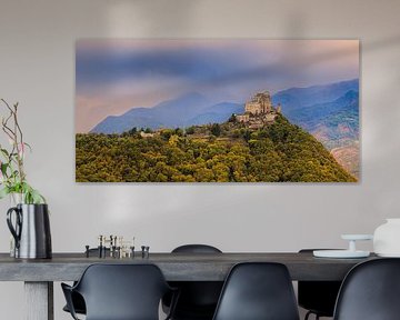 Panorama van de imposante Sacra di San Michele, Piëmont, Italië