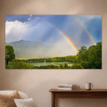 Regenbogen über dem Lago di Avigliana, Piemont, Italien