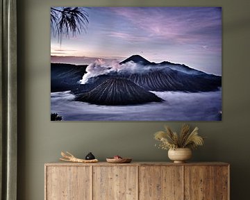 L’aube mystique sur le mont Bromo fumant sur Frank Photos