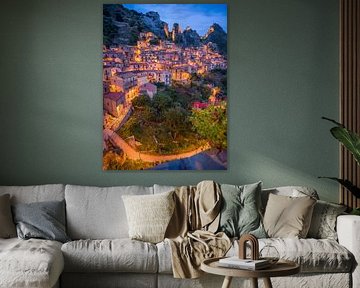 Beleuchtetes Castelmezzano bei Nacht von t.ART