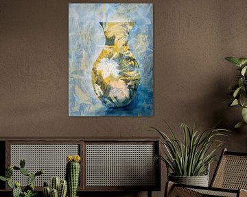 Blau-gelbe Vase mit Blattmuster auf abstraktem Hintergrund von Lida Bruinen