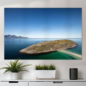 Sonniger Tag und türkisblaues Meer am Hovdsundet bei Bodø, Nor