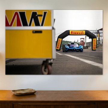 Bugatti Bolide in de pit lane