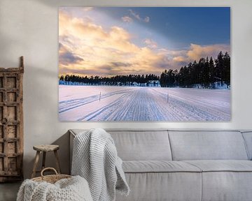 Landschaft mit Schnee und Sonnenuntergang im Winter bei Kuusamo,