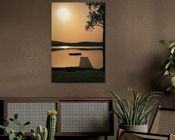 Loopbrug, naar de zonsopgang, reikend in een Zweeds meer