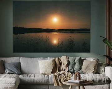 Zonsondergang bij het meer in Zweden
