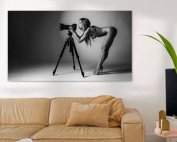 Photographie noir et blanc - Femme nue avec appareil photo sur trépied