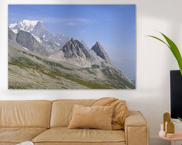 Montagne du Mont-Blanc et panorama TMB - une photographie alpine à couper le souffle avec glaciers et sommets. Acheter maintenant en ligne le tableau mural ou le motif sur toile parfait des Alpes.
