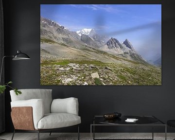 Montagne du Mont-Blanc et panorama TMB - une photographie alpine à couper le souffle avec glaciers et sommets. Acheter maintenant en ligne le tableau mural ou le motif sur toile parfait des Alpes.