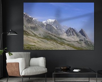 Montagne du Mont-Blanc et panorama TMB - une photographie alpine à couper le souffle avec glaciers et sommets. Acheter maintenant en ligne le tableau mural ou le motif sur toile parfait des Alpes.