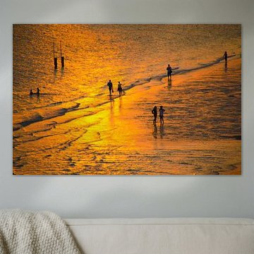 Une promenade le long de la plage pendant un coucher de soleil