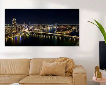 Vue panoramique nocturne de l'horizon de Rotterdam sur l'Erasmusbrug au-dessus de la Nouvelle Meuse sur Sjoerd van der Wal Photographie