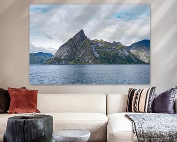 Norway's spectacular nature - mountains, fjords and lakes in impressive photography.