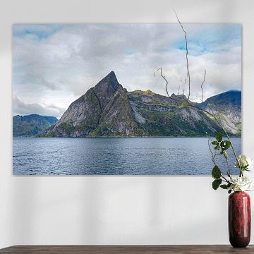 Norway's spectacular nature - mountains, fjords and lakes in impressive photography.