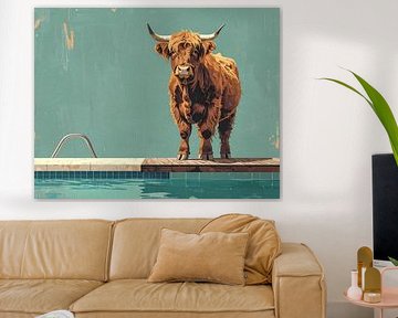 Vache écossaise des Highlands au bord de la piscine 4 sur 4