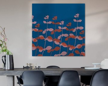 Moderne minimalistische botanische Kunst. Blätter in Rosa und Terrakotta auf Blau von Abstrakte minimalistische Kunst