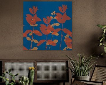Moderne minimalistische botanische Kunst. Blätter in Terrakotta und Ocker auf Blau von Abstrakte minimalistische Kunst
