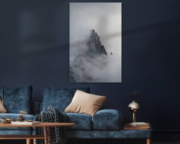 Die in Wolken gehüllte Aiguille du Dru bei Chamonix, Frankreich von Mirjam Dolstra