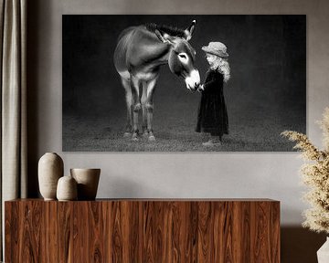 L'âne qui murmure et la fille qui murmure - Une confiance en noir et blanc sur Karina Brouwer